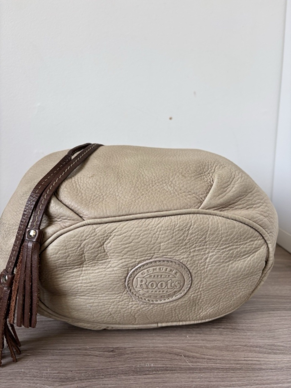 Roots Taupe and Dark Brown Leather Drawstring Bucket Bag - Picture 9 of 10